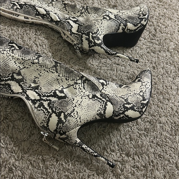 Steve Madden Boots - Picture 2 of 10